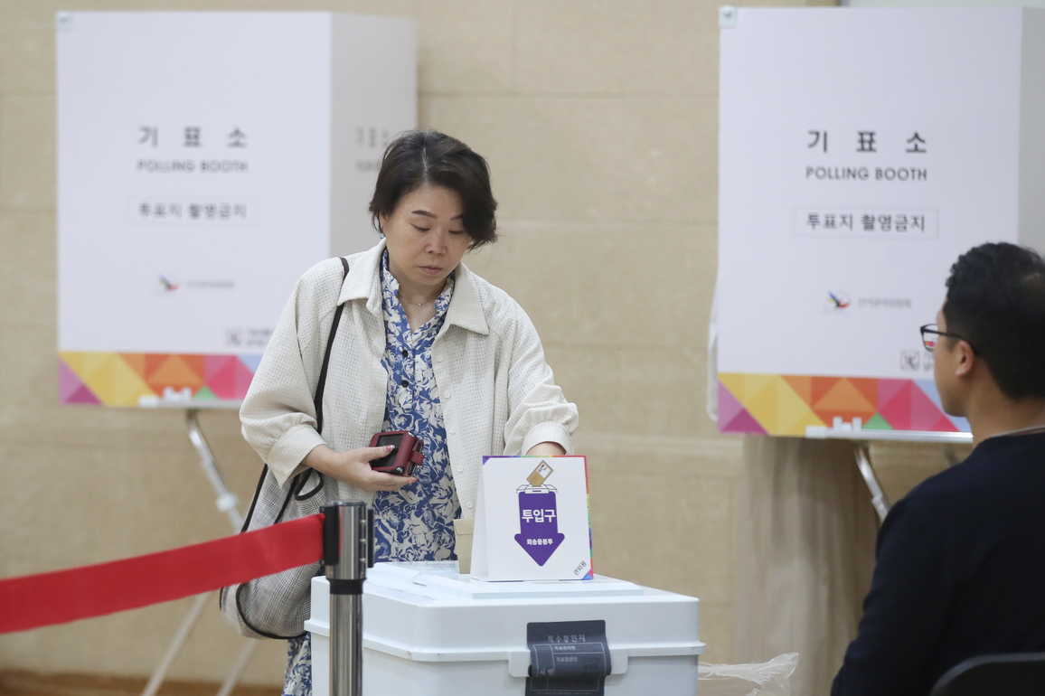 SOUTH KOREA-PRESIDENTIAL ELECTION-EARLY VOTING