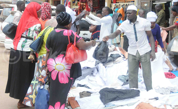 Abasiraamu nga beeyunidde okugula amakaanzu ne Hijab okwetegekera Idd. Awo babadde ku Cooper Complex ng'endibota z'amakanzu ne Hijab kati ziyiiriddwa ku nguudo mu Kampala ku bbeeyi entonotono. Kuntandika ya wiiki zaabadde ku Shs 10,000/= nga kati batunda 5,000/=. (ekif: Silvano Kibuuka) Abasiraamu nga beeyunidde okugula amakaanzu ne Hijab okwetegekera Idd. Awo babadde ku Cooper Complex ng'endibota z'amakanzu ne Hijab kati ziyiiriddwa ku nguudo mu Kampala ku bbeeyi entonotono. Kuntandika ya wiiki zaabadde ku Shs 10,000/= nga kati batunda 5,000/=. (ekif: Silvano Kibuuka)