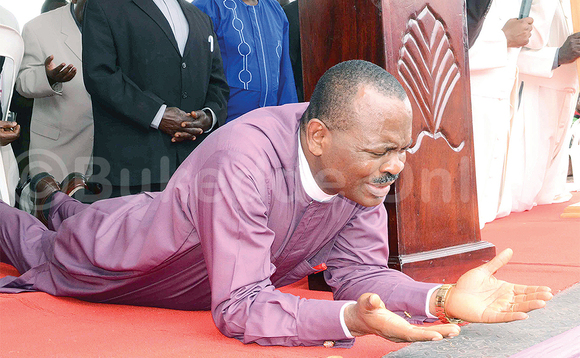 Apostle Victor Uchegbulam okuva e Nigeria ng’asabira Abakristaayo e Namirembe. Apostle Victor Uchegbulam okuva e Nigeria ng’asabira Abakristaayo e Namirembe.
