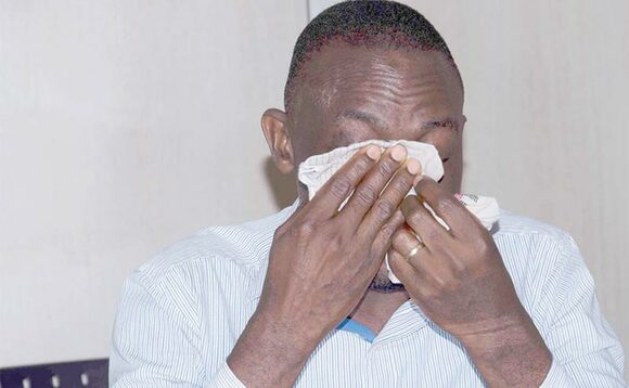 Kasule ng’asangula amaziga oluvannyuma lw’okukwatibwa. Kasule ng’asangula amaziga oluvannyuma lw’okukwatibwa.