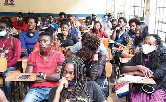 Abamu ku bammemba abaabadde mu lukiiko nga bawuliriza bakama baabwe. Abamu ku bammemba abaabadde mu lukiiko nga bawuliriza bakama baabwe.