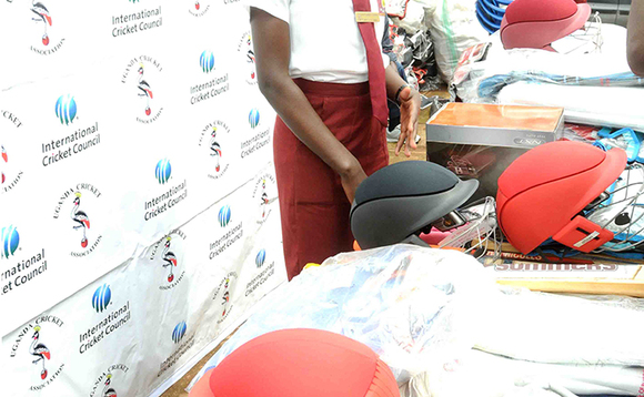 Abayizi ba Kololo SSS nga bafunye ebikozesebwa mu muzannyo gwa Cricket nga bagenda kutandika okwetegekera empaka z'amasomero ag'abalenzi . (ekif: Silvano Kibuuka) Abayizi ba Kololo SSS nga bafunye ebikozesebwa mu muzannyo gwa Cricket nga bagenda kutandika okwetegekera empaka z'amasomero ag'abalenzi . (ekif: Silvano Kibuuka)