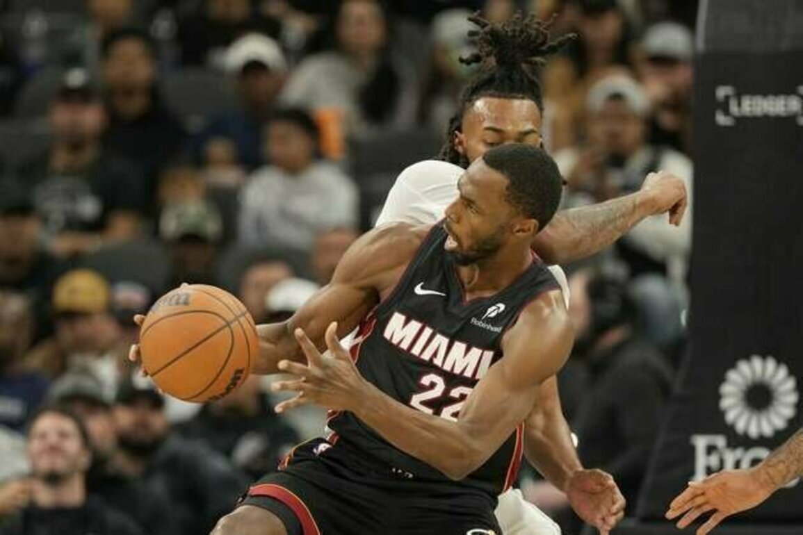 Spurs out to first 5-0 start after holding off Heat