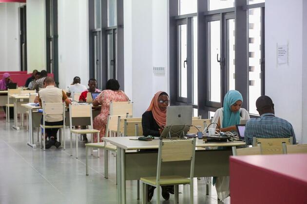(Hello Africa) At Tanzania's top university, Chinese-built library opens new doors for students