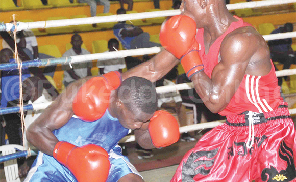 David Ssemuju owa Uganda (ku ddyo) ng’atwalira Shadir Musa owa Tanzania eng’uumi mu mpaka za Bingwa wa Mabingwa e Tanzania gye buvuddeko. David Ssemuju owa Uganda (ku ddyo) ng’atwalira Shadir Musa owa Tanzania eng’uumi mu mpaka za Bingwa wa Mabingwa e Tanzania gye buvuddeko.