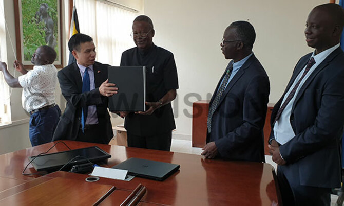 China donates computers to UWA China donates computers to UWA