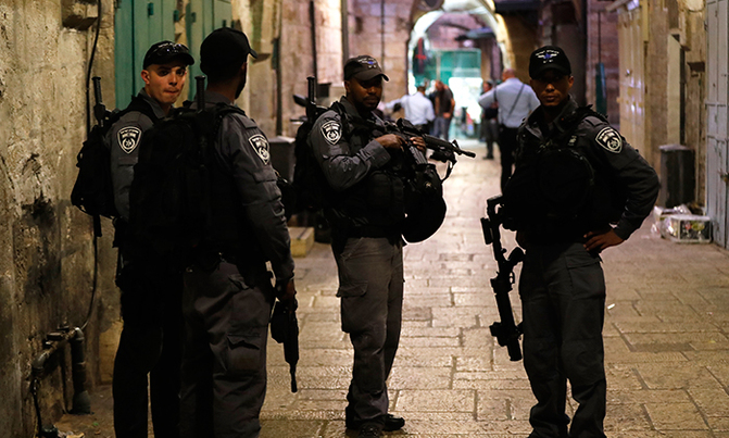 Palestinian stabs Israeli in Jerusalem's Old City, shot dead: officials Palestinian stabs Israeli in Jerusalem's Old City, shot dead: officials