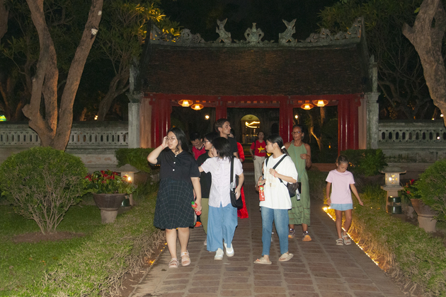 VIETNAM-HANOI-VAN MIEU-DIGITAL PROJECTION