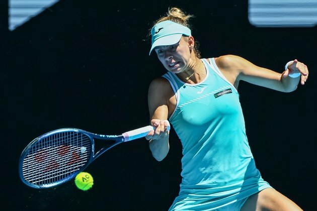 Unseeded Magda Linette plows into Australian Open semifinals