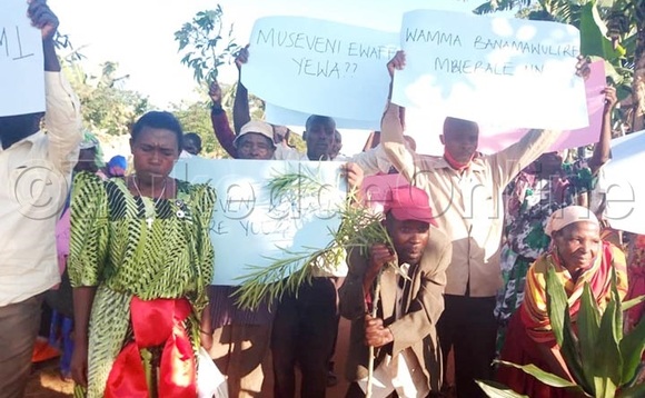 Abatuuze abagobwa ku ttaka nga beekalakaasa. Abatuuze abagobwa ku ttaka nga beekalakaasa.