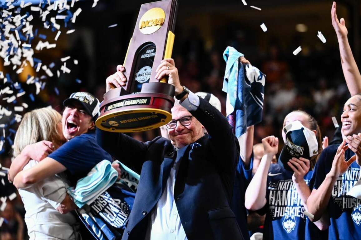 UConn women celebrate NCAA Tournament victory with parade in Hartford - CBS New York