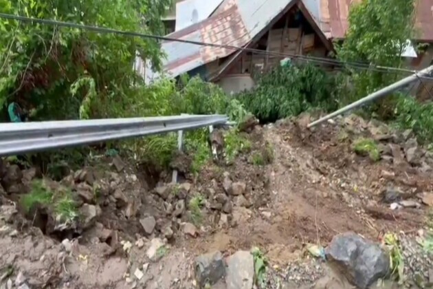 J-K: Severe waterlogging, heavy rainfall damage Srinagar-Bandipora road