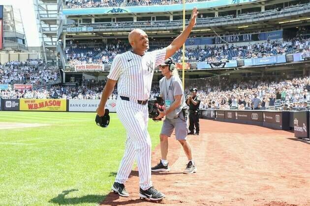 Mariano Rivera tears Achilles during Yankees' Old-Timers Day game