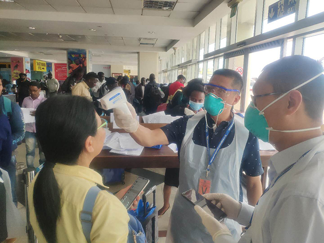  2 pon the request from the gandan inistry of ealth volunteers from local hinese communities took turns to assist ganda health officials at ntebbe nternational irport in helping with the screening quarantine and surveillance efforts of incoming international travelers