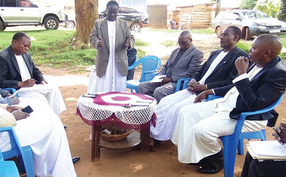 Luyombo (ku ddyo) ng’addiriddwa Gabunga mu lukiiko olumu gye buvuddeko. Ayimiridde ye Dr. Kimala. Luyombo (ku ddyo) ng’addiriddwa Gabunga mu lukiiko olumu gye buvuddeko. Ayimiridde ye Dr. Kimala.