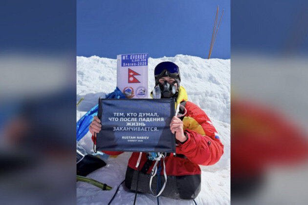 Russian double-amputee conquers Everest using only his hands 