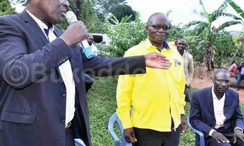Minisita Ssempijja (ku kkono) ne Muluuli Mukasa (wakati) abayiggira Kyabaggu akalulu. Minisita Ssempijja (ku kkono) ne Muluuli Mukasa (wakati) abayiggira Kyabaggu akalulu.