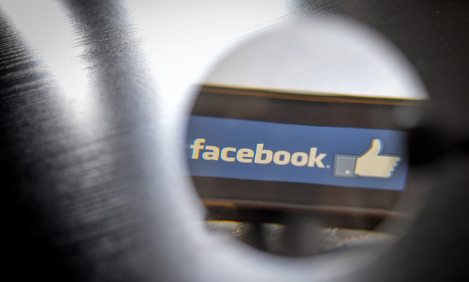 Facebook blames server problem for massive outage Facebook blames server problem for massive outage