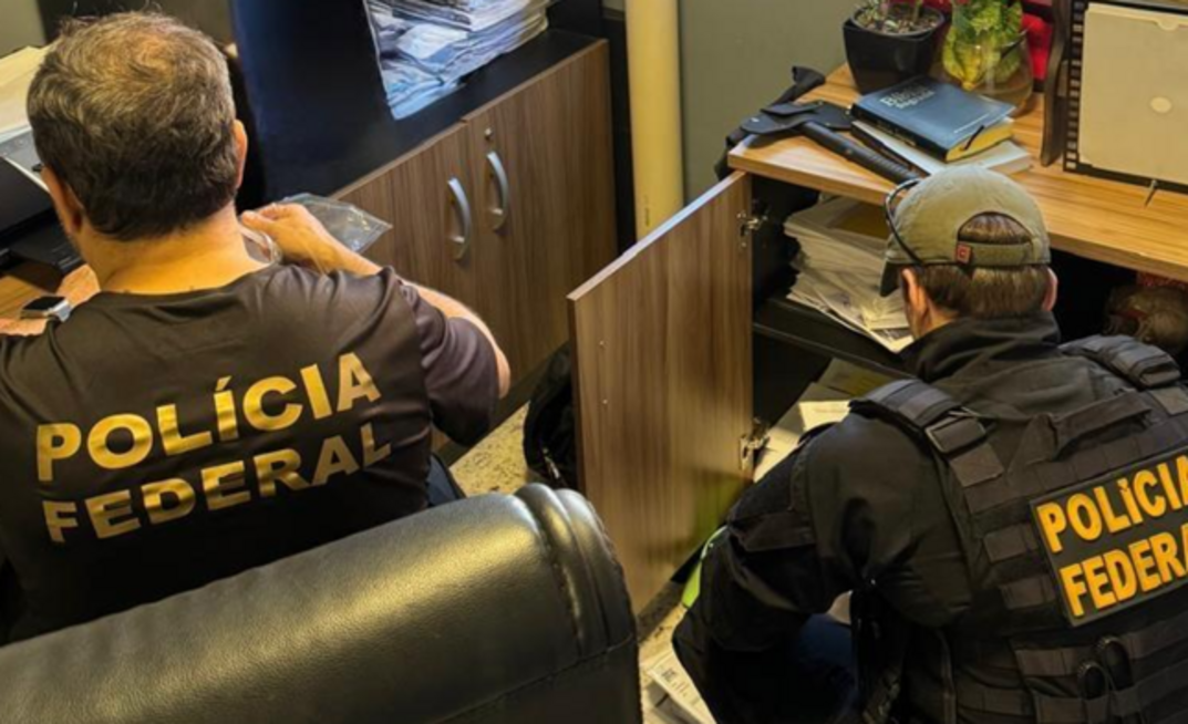 Agentes da PF durante busca na Operação Rejeito