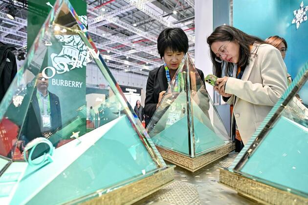 Luxury brands capitalize on "debut economy" to tap China market