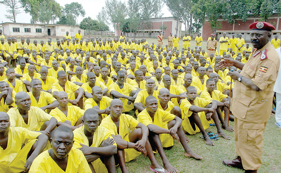 Akulira amakomera Dr. Byabashaija ng’ayogera eri abasibe e Mbale. Akulira amakomera Dr. Byabashaija ng’ayogera eri abasibe e Mbale.
