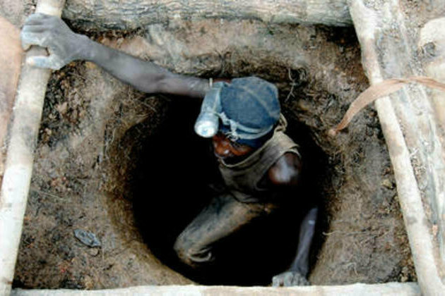 Canadian firm executive switches sides in Mali mining feud - Reuters