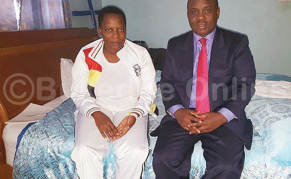 Loodi meeya Lukwago ng’atudde ne Nambooze (ku kkono) ku kitanda e Mukono Loodi meeya Lukwago ng’atudde ne Nambooze (ku kkono) ku kitanda e Mukono