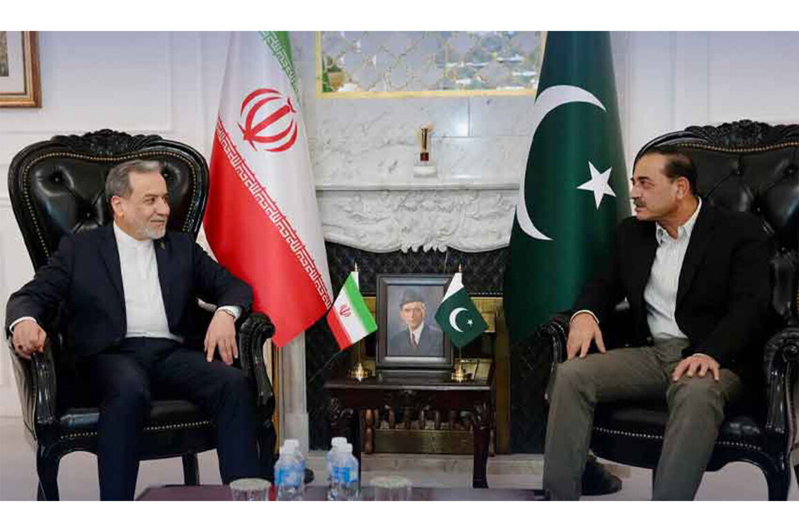 Islamabad: Iranian FM Araghchi meets Army Chief Munir amidst stalled US peace talks