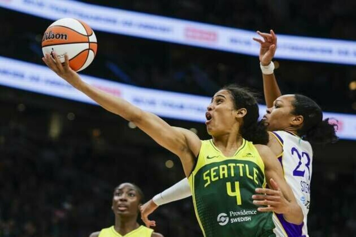 Storm out to boost playoff hopes, sweep Liberty