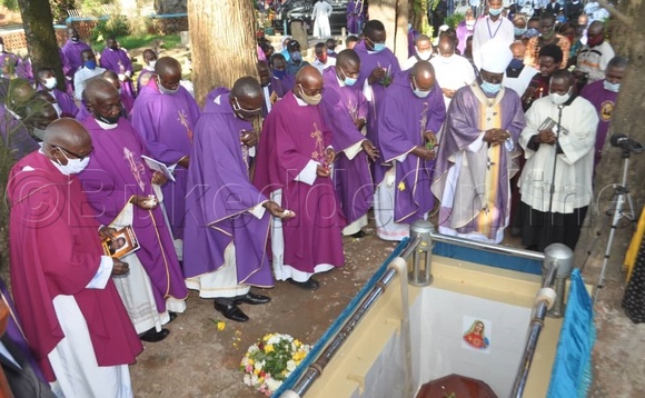 Ssaabasumba Lwanga (owookubiri ku ddyo) n'abakulu abalala mu Klezia nga baziika Fr. Lumanyika e Lubaga. Ssaabasumba Lwanga (owookubiri ku ddyo) n'abakulu abalala mu Klezia nga baziika Fr. Lumanyika e Lubaga.