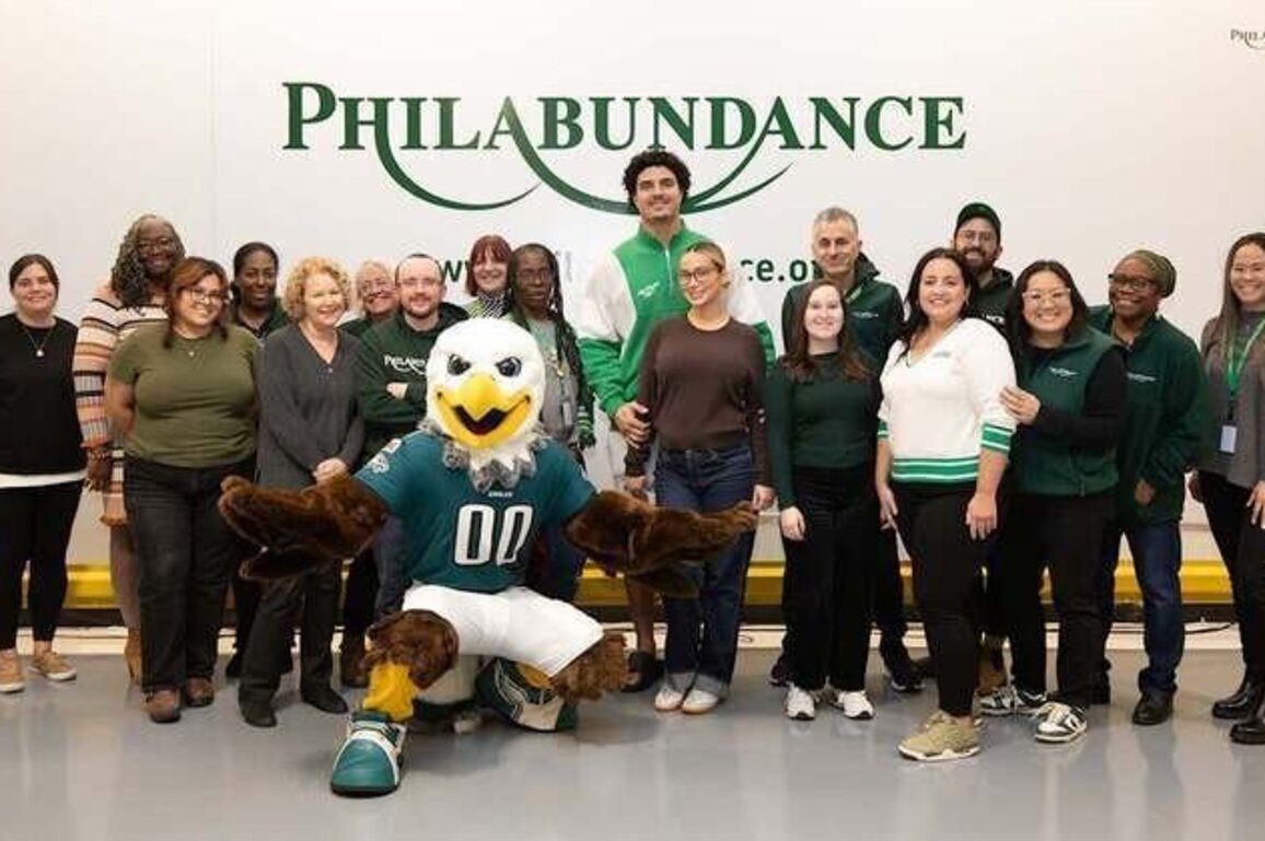 Eagles give back to Philadelphia for Thanksgiving