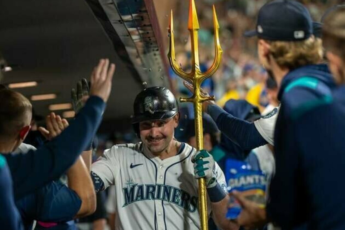 MLB roundup: Cal Raleigh hits 60th homer as Mariners clinch AL West