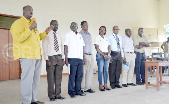 Saleh (ku kkono) ng’ayogera ku mukolo. B'ayimiridde nabo be bamu ku bantu baakolagana nabo mu nteekateeka y'okulwanyisa obwavu. EKIF: ALI WASSWA Saleh (ku kkono) ng’ayogera ku mukolo. B'ayimiridde nabo be bamu ku bantu baakolagana nabo mu nteekateeka y'okulwanyisa obwavu. EKIF: ALI WASSWA