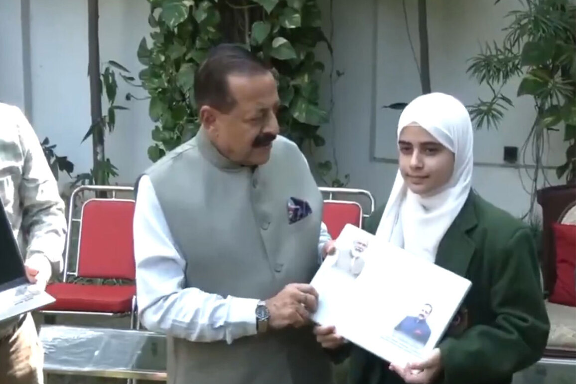 J-K: Jitendra Singh distributes free laptops to top-performing female students