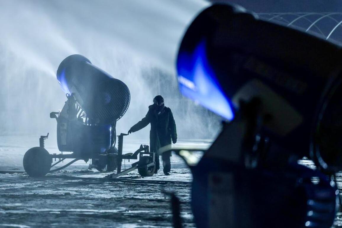VistaNingxia | Artificial snow made to welcome winter tourism in NW China's Yinchuan