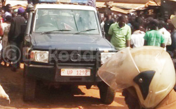 Poliisi ng’etwala omulambo gwa Evelyn. Poliisi ng’etwala omulambo gwa Evelyn.