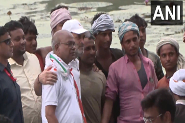 Bihar: Rahul Gandhi meets Makhana farmers in Katihar during 'Voter Adhikar Yatra'