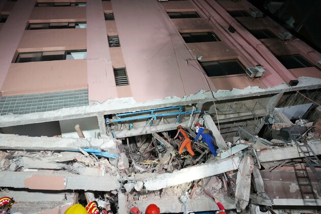 (SpotNews) MYANMAR-MANDALAY-EARTHQUAKE-CHINA SEARCH AND RESCUE TEAM-RESCUE