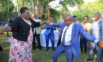 RDC Kirabira ne ssentebe Matia Bwanika nga batema ddansi. EBIFAANANYI BYA PETER SSAAVA RDC Kirabira ne ssentebe Matia Bwanika nga batema ddansi. EBIFAANANYI BYA PETER SSAAVA