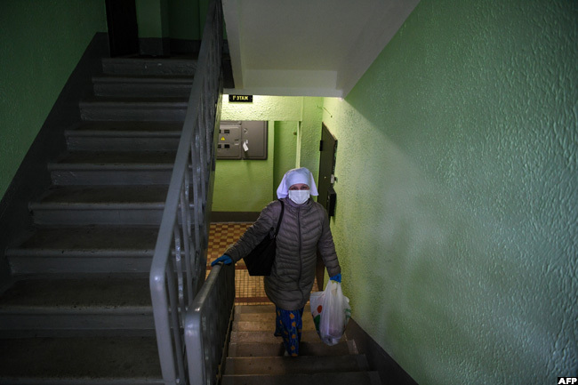  urse vanna anshchikova 51 arrives to visit a patient at home in oscow on ay 16 amid the 19 outbreak