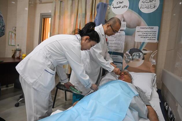 Fine needles, warm hearts -- skilled acupuncture by Chinese doctors wins recognition in Kuwait