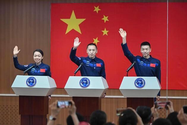 Xinhua Headlines: China unveils Shenzhou-23 crew for space station mission