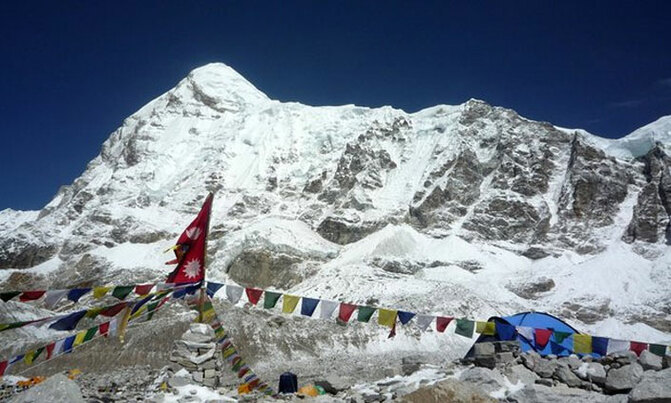 First climbers summit Everest after deadly disasters First climbers summit Everest after deadly disasters