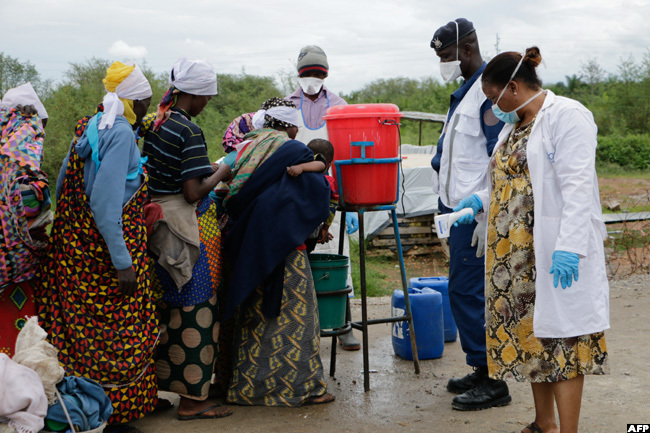  urundians wash their hands as a preventive measure against the 19 coronavirus on their arrival of their repatriation in atumba on the border with the  ongo