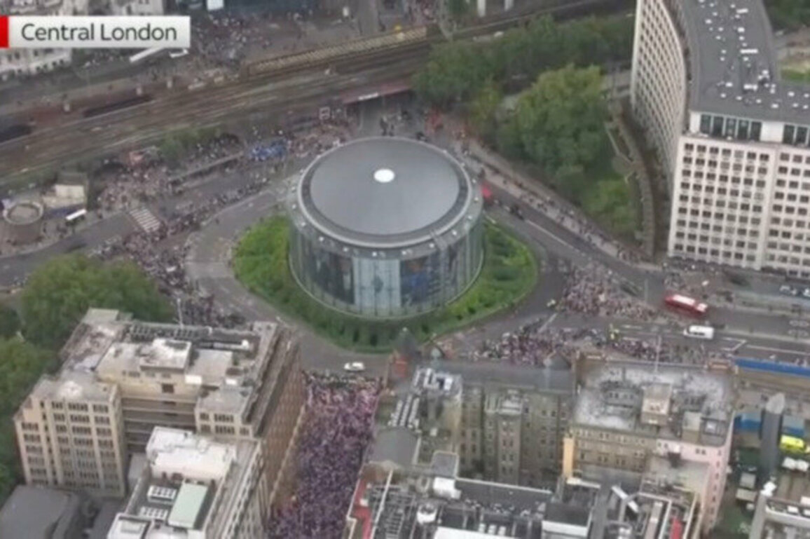Thousands flood London streets in Unite the Kingdom march 