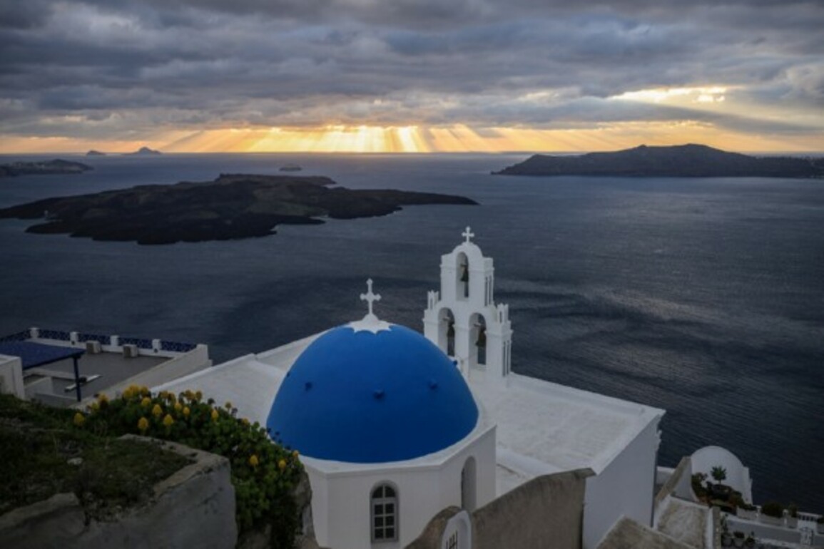 Biggest quake has not occurred yet at 'Instagram island' of Santorini in Greece