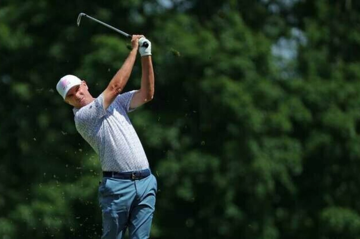 Steven Alker ties Mike Weir atop Pure Insurance leaderboard