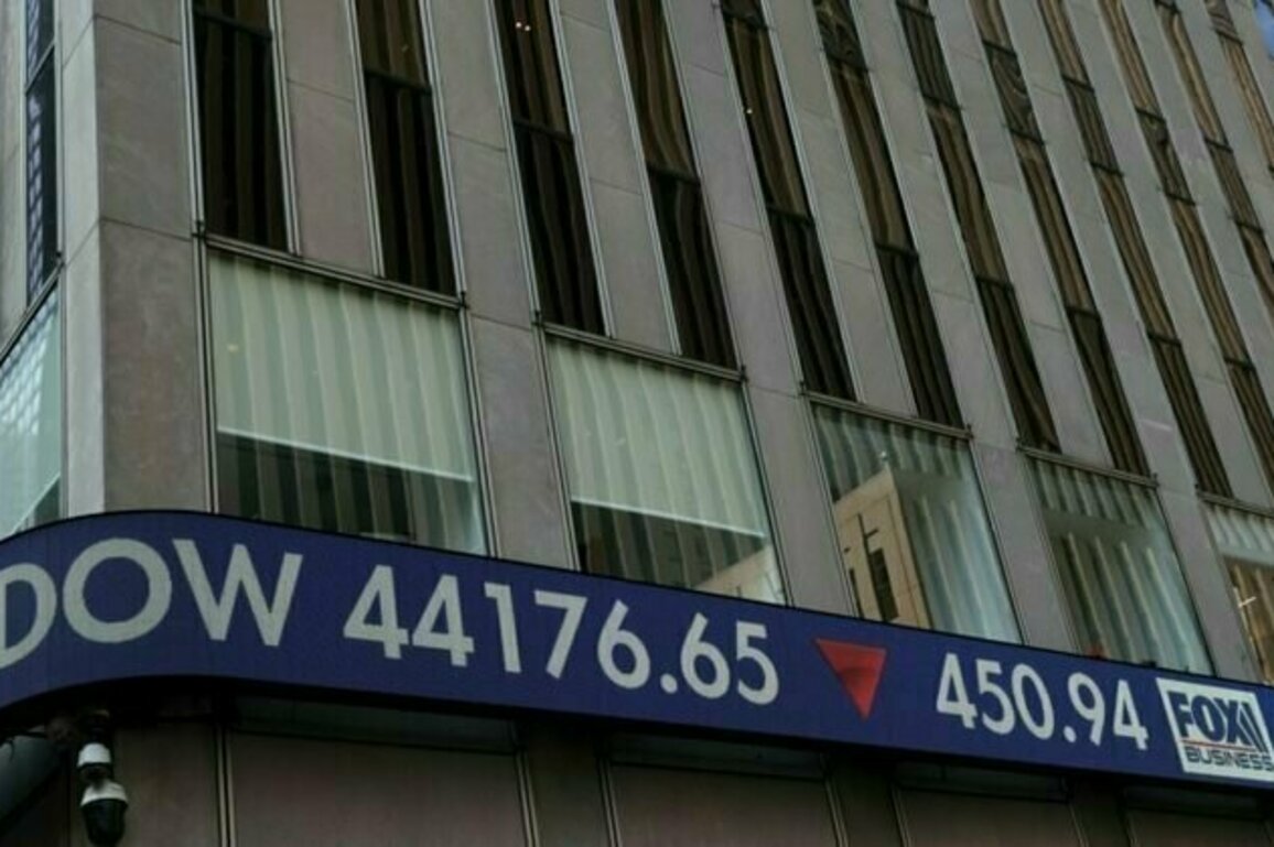 US markets flail amid trade war, uncertainty in Washington