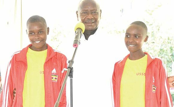 Museveni n'abamu ku bayizi abagenda okwetaba mu mizannyo gya siniya e Tanzania. Museveni n'abamu ku bayizi abagenda okwetaba mu mizannyo gya siniya e Tanzania.