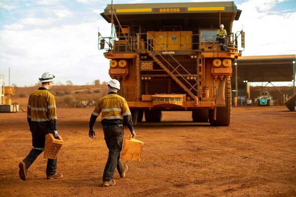 Growth in WA mining jobs a sign of 'continued confidence', Cook says